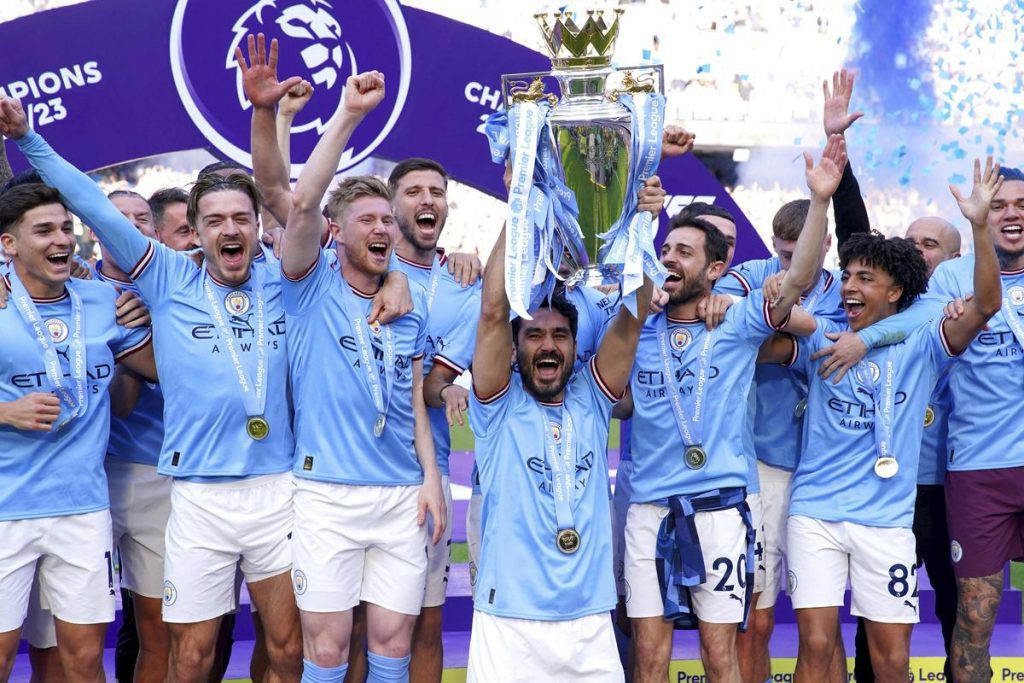 FA CUP FINAL PREVIEW: Man City vs Man United 2 FA Cup finalist Manchester City lifting the Premier League Title