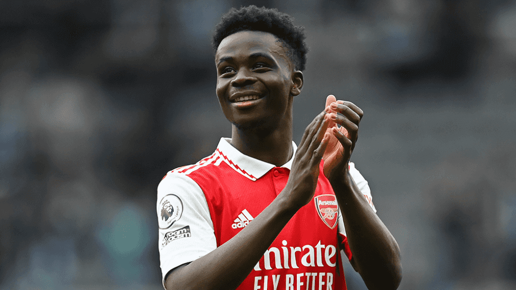 Saka, a differential FPL gameweek 38 differential captaincy pick, clapping