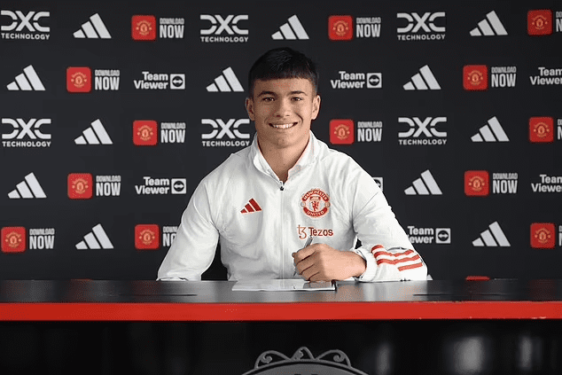 SOURCES: Manchester United Are Not Working On The Signing Of PSG Striker Huko Ekitike 3 image 189