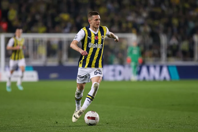 SOURCES: Manchester United Are Not In Talks With Fenerbache For Sebastian Szymanski