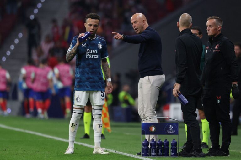 Arne Slot for Feyenoord against Atletico Madrid talking to his player