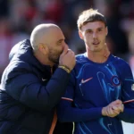 Enzo Maresca talking to Chelsea's Cole Palmer
