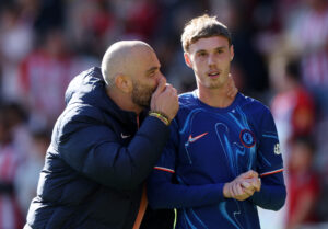 Enzo Maresca talking to Chelsea's Cole Palmer
