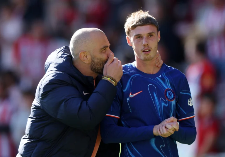 Enzo Maresca talking to Chelsea's Cole Palmer