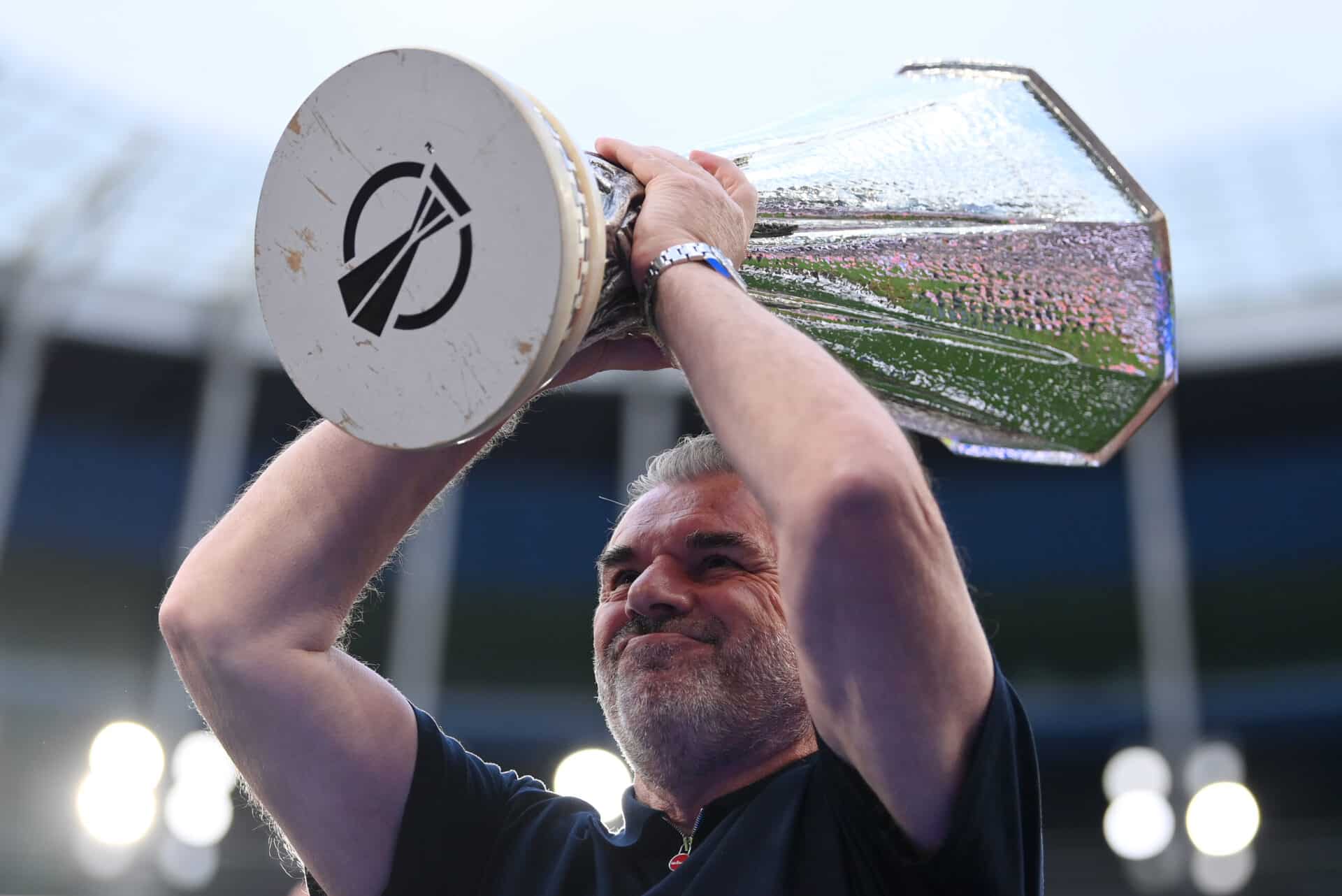 Ange Postecoglou with the Europa League